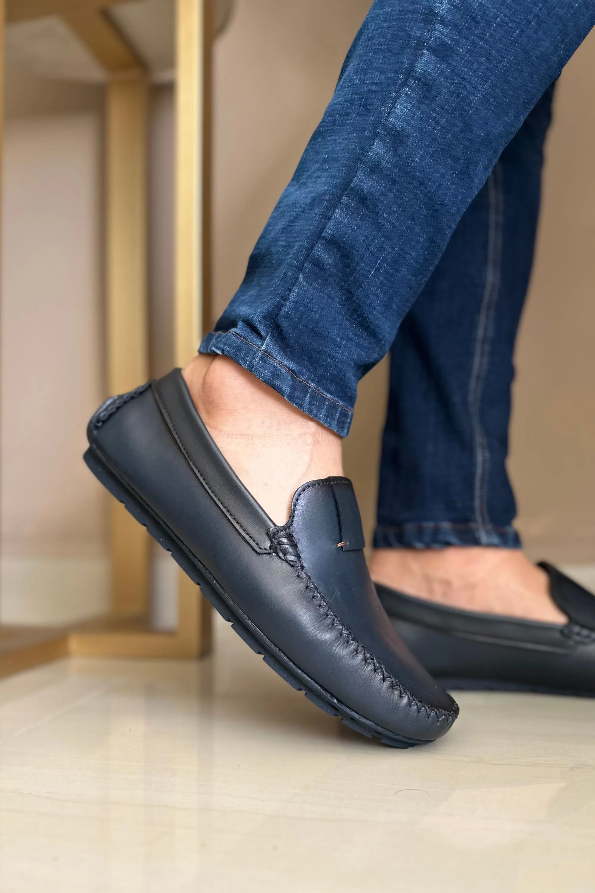 APACHES Y MOCASINES PARA HOMBRE EN CUERO