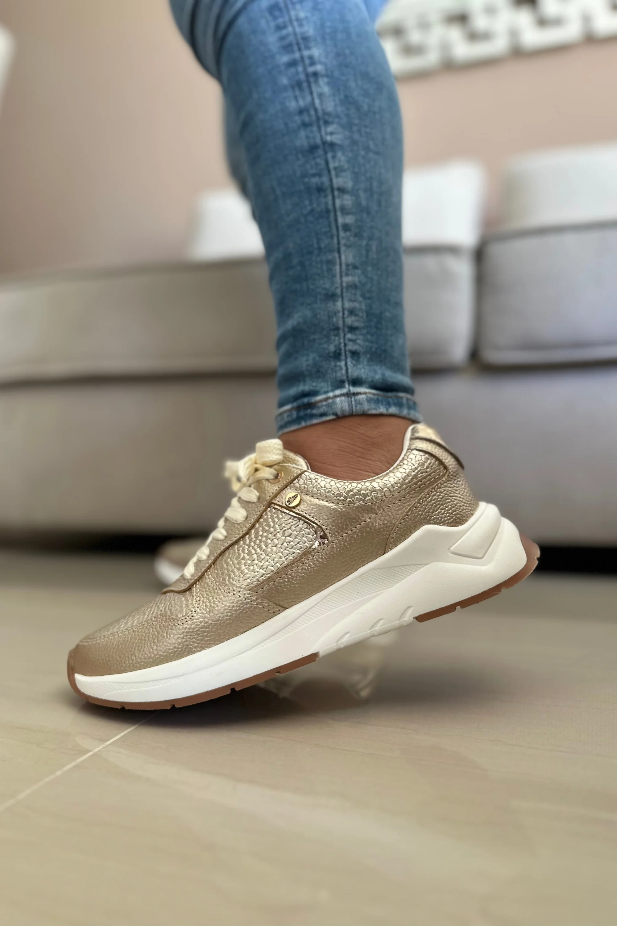 SNEAKER PARA DAMA EN CUERO DORADO REF: DOHA - Image 3