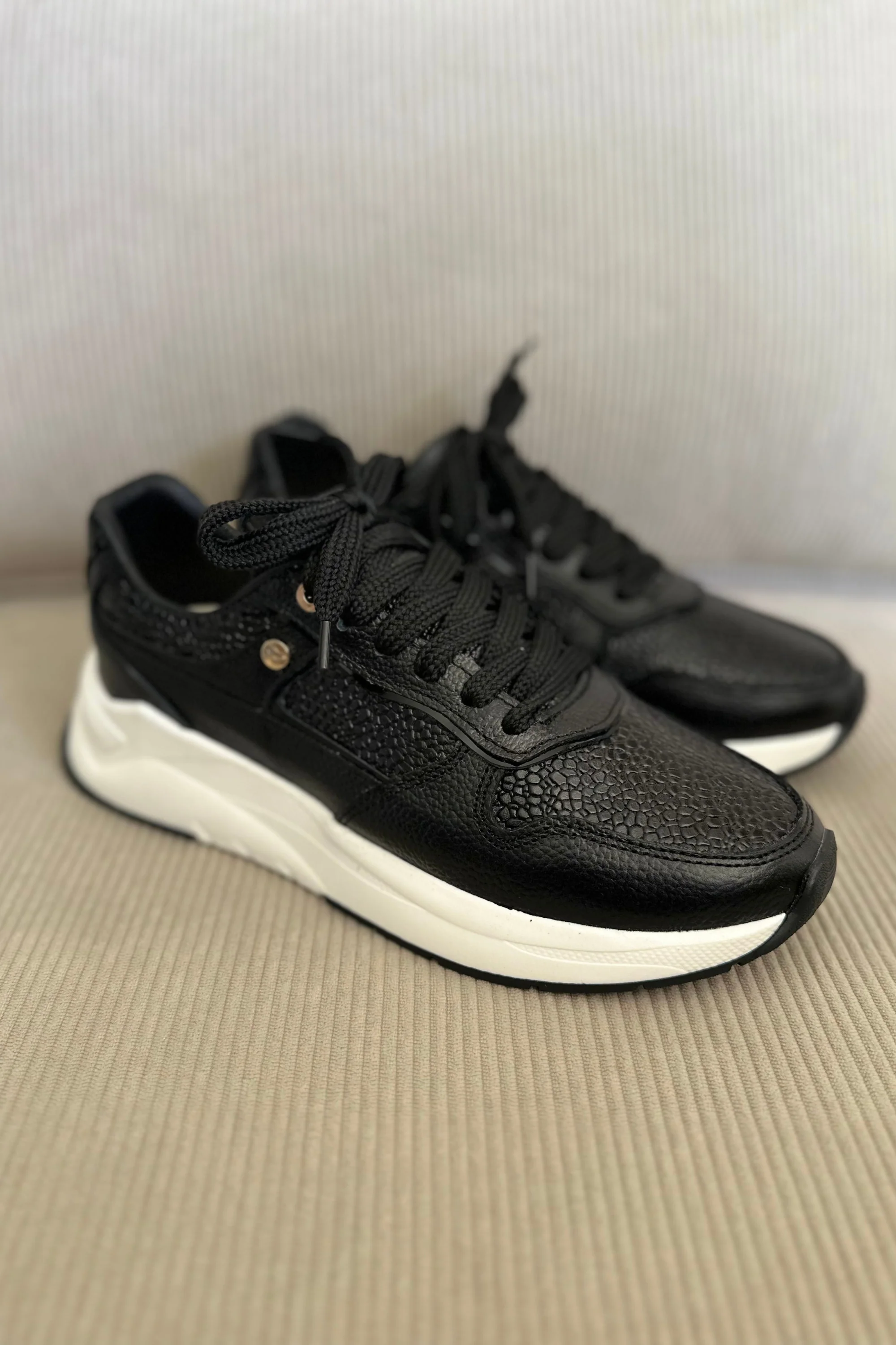 SNEAKER PARA DAMA EN CUERO NEGRO REF: DOHA - Image 3