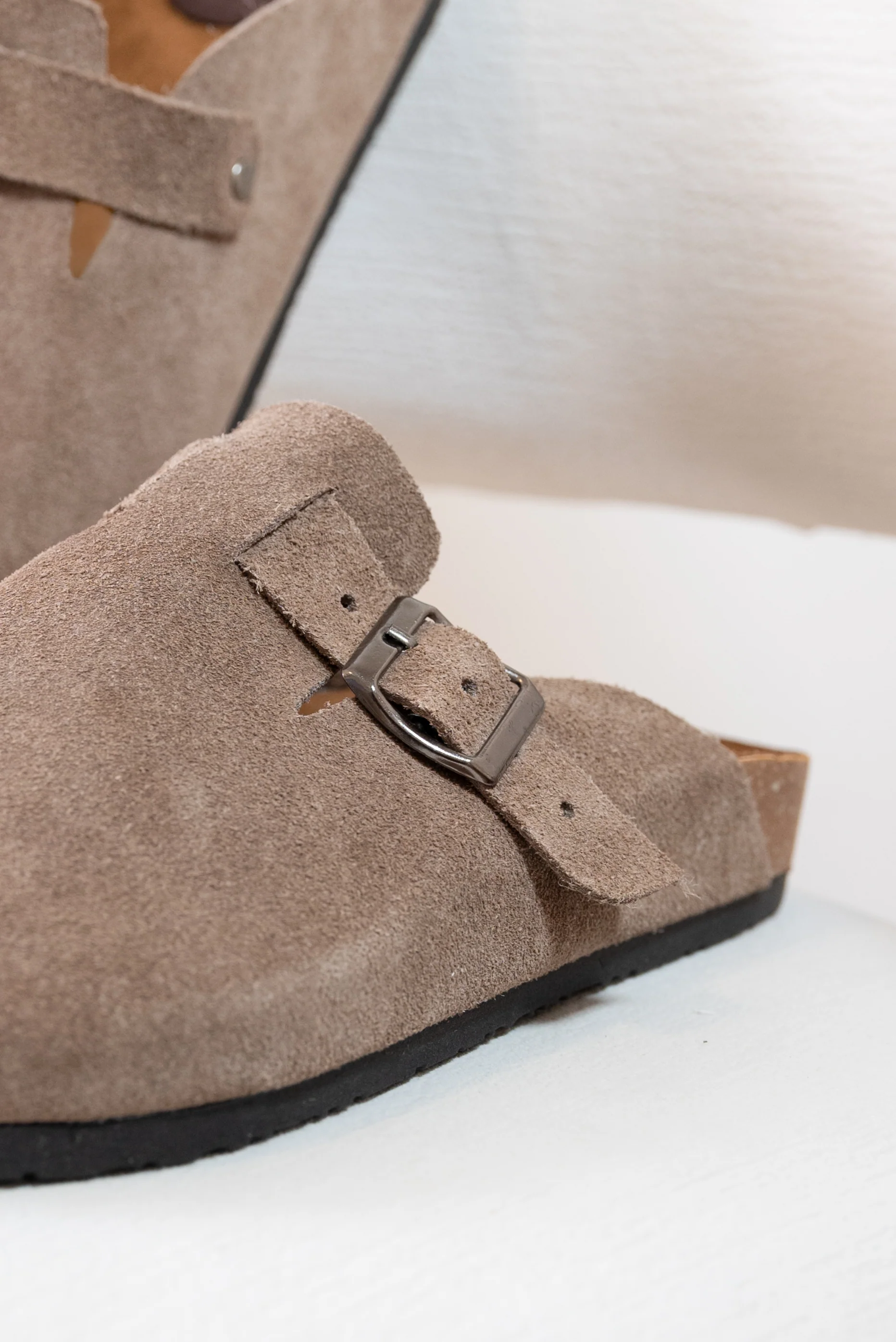 ZUECO PARA HOMBRE EN CUERO CARNAZA ARENA | REF: RAVELLO - Image 3